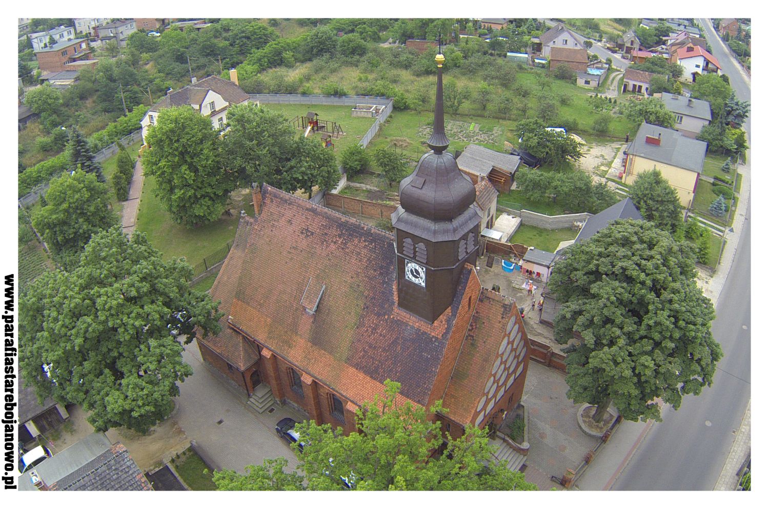 Parafia w Starym Bojanowie – widok z drona
